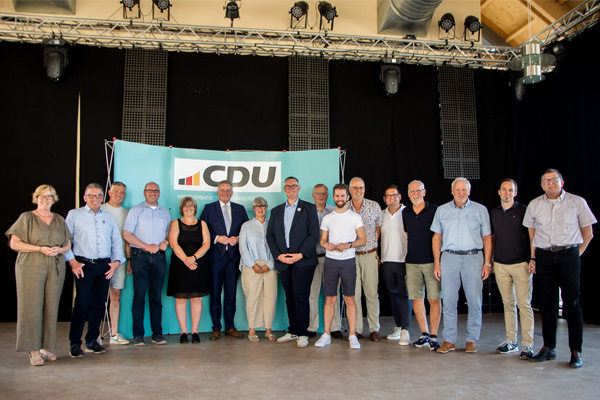 Gruppenbild mit Teilnehmerinnen und Teilnehmern der Veranstaltung zum Thema Ehrenamt in Trier-Land.