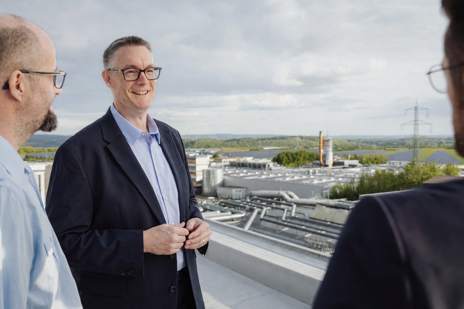 Christoph Biegel im Gespräch mit zwei weiteren Personen